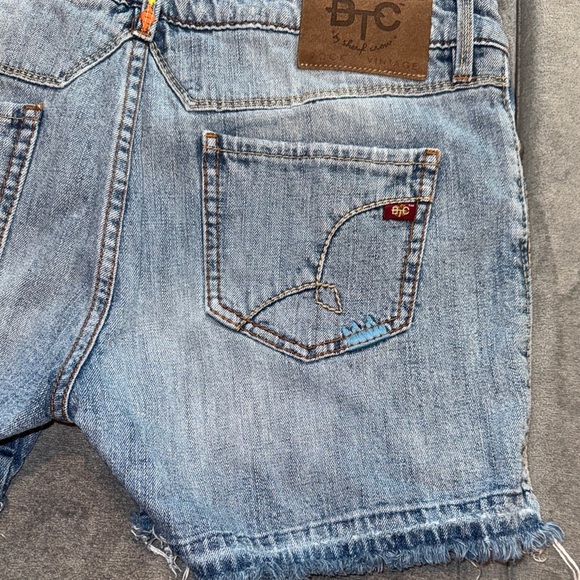 Boot Heel Trading Co- Light Blue Frayed Jean Shorts size 10 - Picture 14 of 15